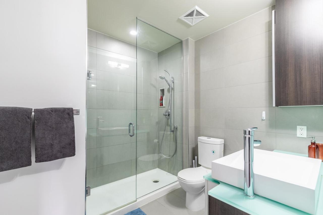 Stylish 1Br + Office Condo - Cn Tower View Торонто Экстерьер фото