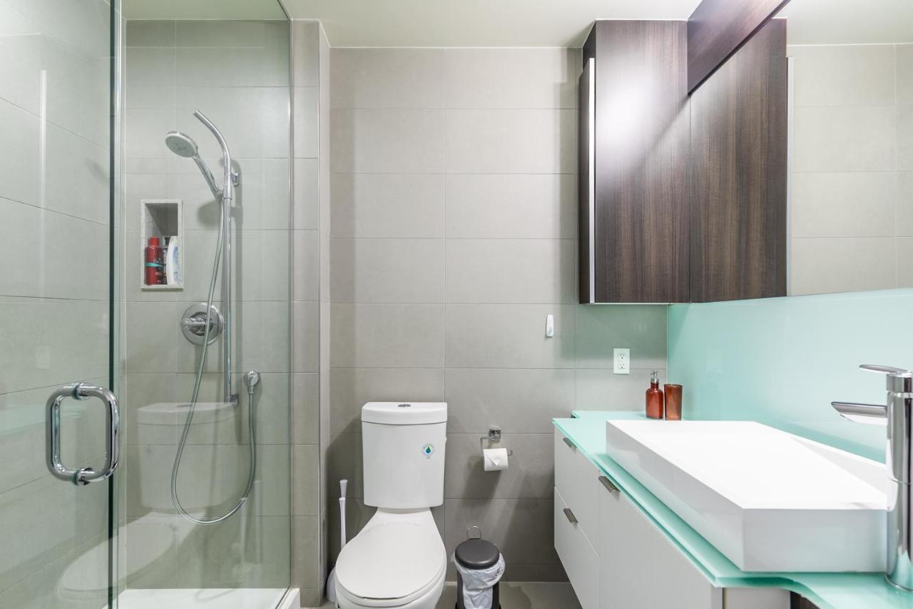 Stylish 1Br + Office Condo - Cn Tower View Торонто Экстерьер фото